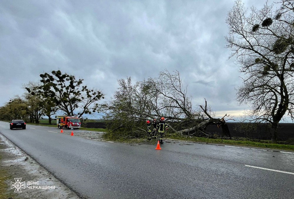 Найбільше руйнувань на Дніпропетровщині, Київщині і Хмельниччині, є загиблі внаслідок негоди у трьох областях (фото)