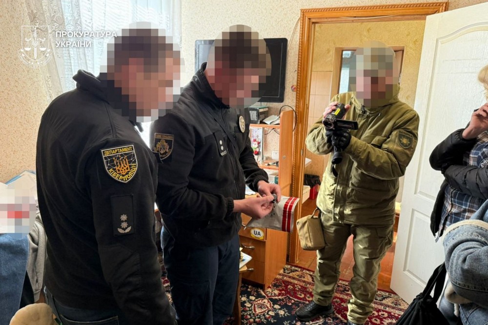 Міжрегіональну групу шахраїв викрили правоохоронці Дніпропетровщини. Зловмисниками була створена фейкова «єДопомога». У 20 громадян видурили близько 5 млн грн. Розповідаємо, як працювала схема