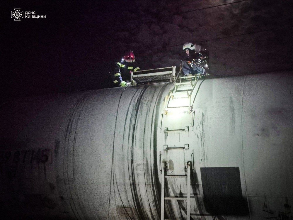 Дитину вдарило струмом на даху вагона-цистерни у Білій Церкві: хлопця рятували  фахівці ДСНС