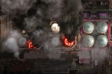 5 стратегічних заводів і 10 обʼєктів нафтопереробки: у Міноборони розповіли про удари по росії у березні