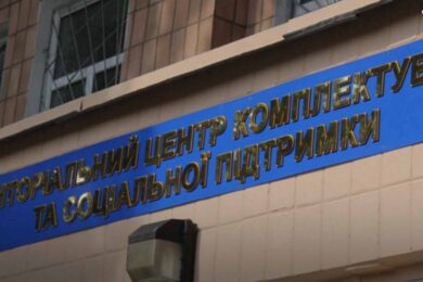 «Увірвалися троє осіб» - на