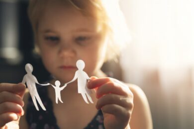 Тимчасова грошова допомога «Дитина не одна»: хто, як і скільки може отримати – усі деталі