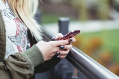 Допомога у складних ситуаціях: гарячі лінії державних служб України