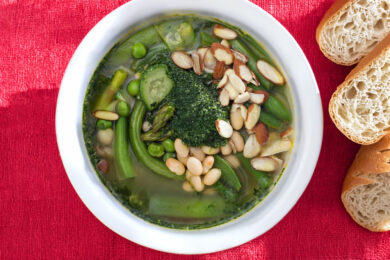 Рецепт дня: «Весняний зелений суп»