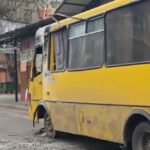 Окупанти атакували дроном маршрутку з людьми у Херсоні: багато поранених (відео)