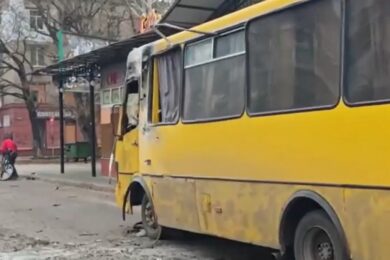 Окупанти атакували дроном маршрутку з людьми у Херсоні: багато поранених (відео)