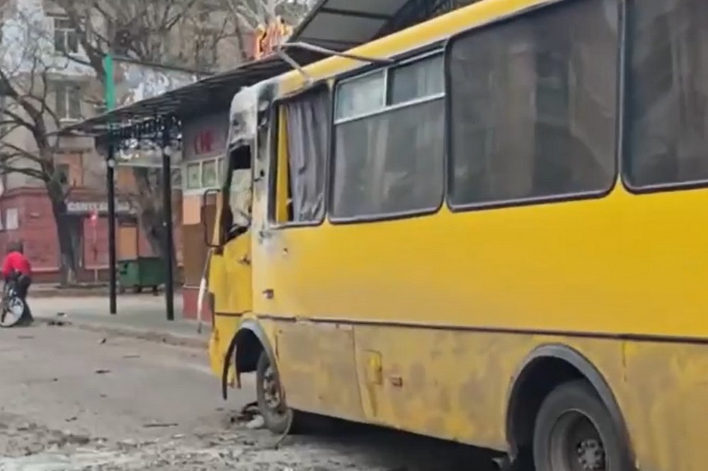 Окупанти атакували дроном маршрутку з людьми у Херсоні: багато поранених (відео) 1 Окупанти атакували дроном маршрутку з людьми у Херсоні: багато поранених (відео)
