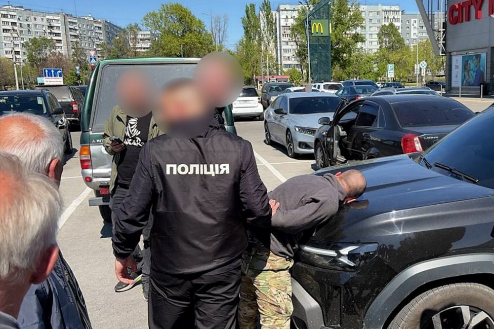Комбат вимагав у підлеглих на Запорізькому напрямку по 200 000 грн щомісяця: затримано військовослужбовця (фото) 1 Комбат вимагав у підлеглих на Запорізькому напрямку по 200 грн щомісяця: затримано військовослужбовця (фото)