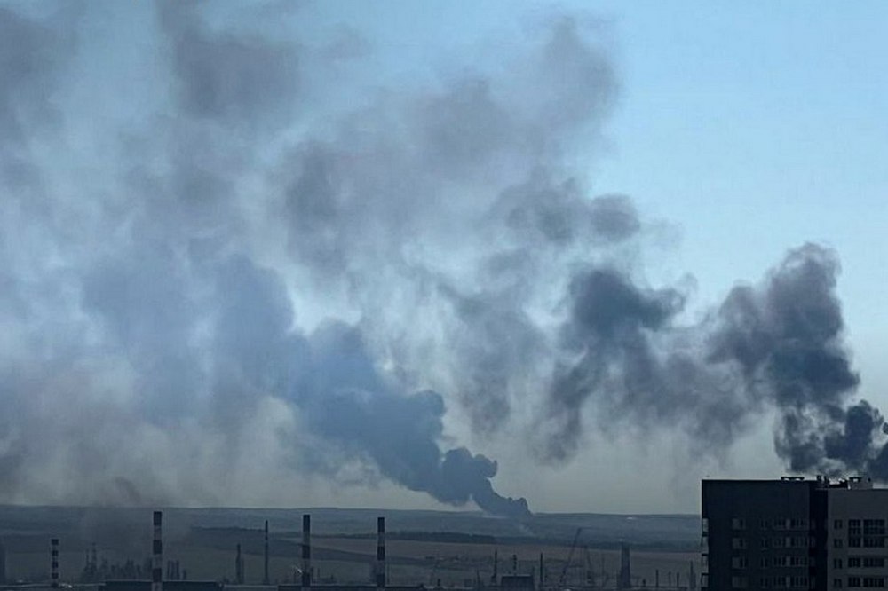 Офіційно! Уражено НПЗ “Лукойл-Пермнефтеоргсинтез”, малий ракетний корабель та склади ворога на ТОТ України та у РФ 1 Офіційно! Уражено НПЗ “Лукойл-Пермнефтеоргсинтез”, малий ракетний корабель та склади ворога на ТОТ України та у РФ