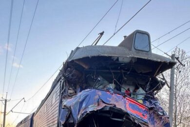 Потяг Київ-Ужгород зійшов з рейок після зіткнення з автокраном: загинув машиніст-ветеран – все, що відомо (фото, відео)