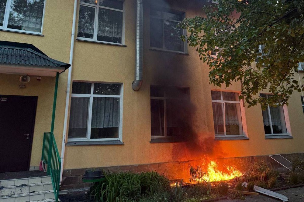 Серед вбитих енергетики, удари по дитсадку, залізниці, згорів автобус: масована нічна повітряна атака 12 травня – все, що відомо (фото) 1 Серед вбитих енергетики, удари по дитсадку, залізниці, згорів автобус: масована нічна повітряна атака 12 травня – все, що відомо (фото)