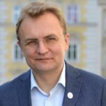 «Підбіг і вилив мені на спину відро брудної рідини»: напад на Садового у Львові  – що відомо