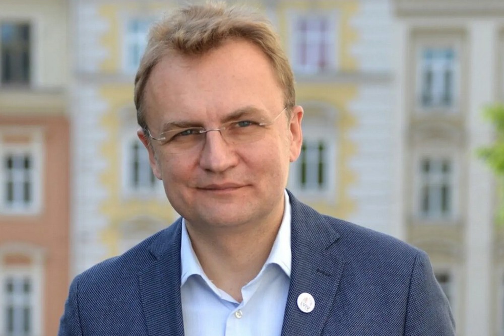 «Підбіг і вилив мені на спину відро брудної рідини»: напад на Садового у Львові  - що відомо