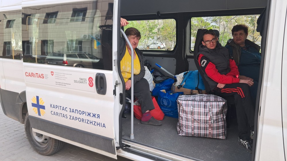 Евакуація на Запоріжжі через постійні обстріли прифронтових населених пунктів. Допомогу бажаючим виїхати пропонують благодійники. Розповідаємо про це.