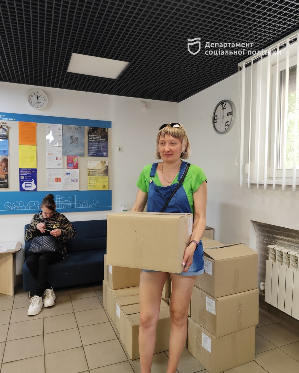 Видають продуктові набори ВПО у Дніпрі: що у них, хто і як може отримати