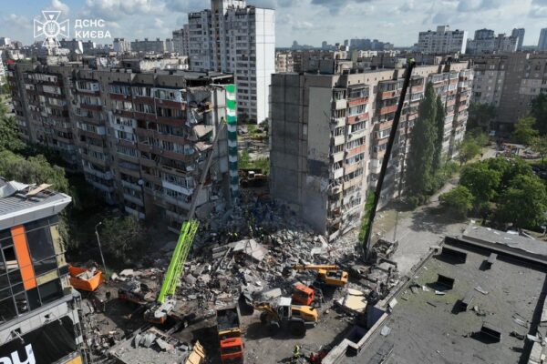 Після 800 ще 700, є жертви, десятки постраждалих, серед них немовля: нічна масована повітряна атака 14 травня – все, що відомо (фото, відео)