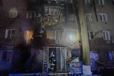 Є поранені, удари по житловій і портовій інфраструктурі, сталися пожежі: нічна повітряна атака 16 травня триває досі – все, що відомо (фото, відео)