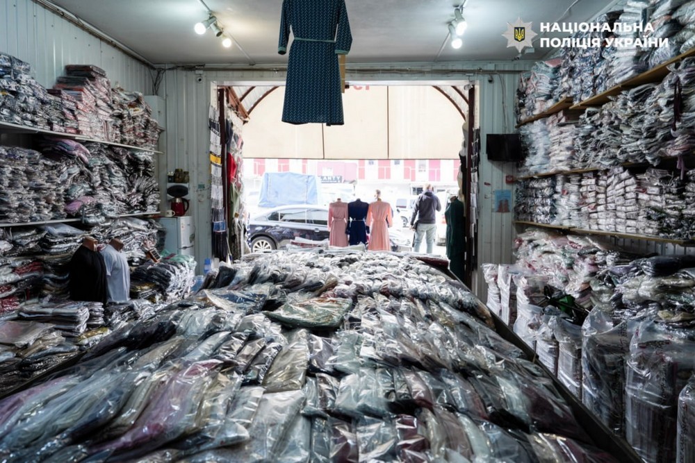 Гуманітарна допомога на прилавках ринку: викрито схему на 44 млн грн (фото, відео) 1 Гуманітарна допомога на прилавках ринку: викрито схему на 44 млн грн (фото, відео)