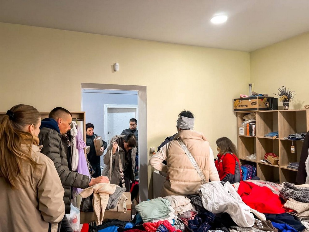 Речі безкоштовно на Хмельниччині: працює Банк одягу УЧХ (фото)