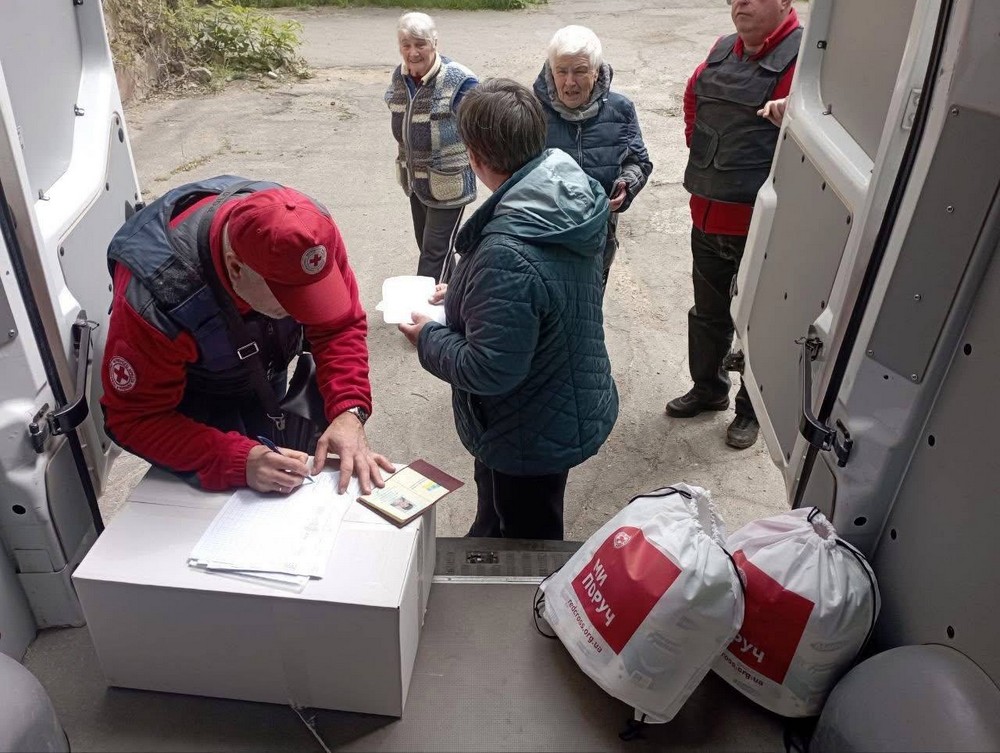 Гуманітарна допомога у Херсоні від Червоного Хреста: що отримують люди (фото)