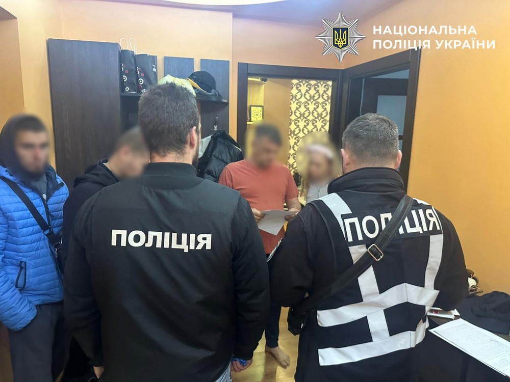 Уся підлога встелена грошима: учасники масштабної схеми у медзакладах Запоріжжя «заробили» понад 200 млн на фіктивних інвалідностях (фото, відео)