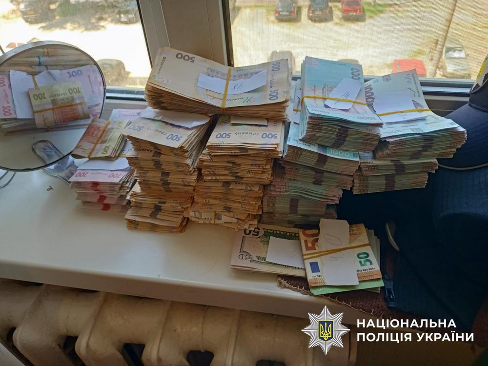 Уся підлога встелена грошима: учасники масштабної схеми у медзакладах Запоріжжя «заробили» понад 200 млн на фіктивних інвалідностях (фото, відео)