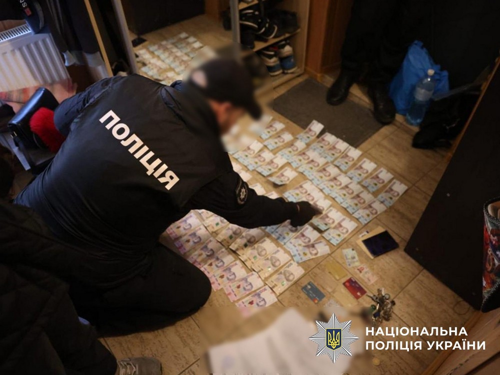 Уся підлога встелена грошима: учасники масштабної схеми у медзакладах Запоріжжя «заробили» понад 200 млн на фіктивних інвалідностях (фото, відео)