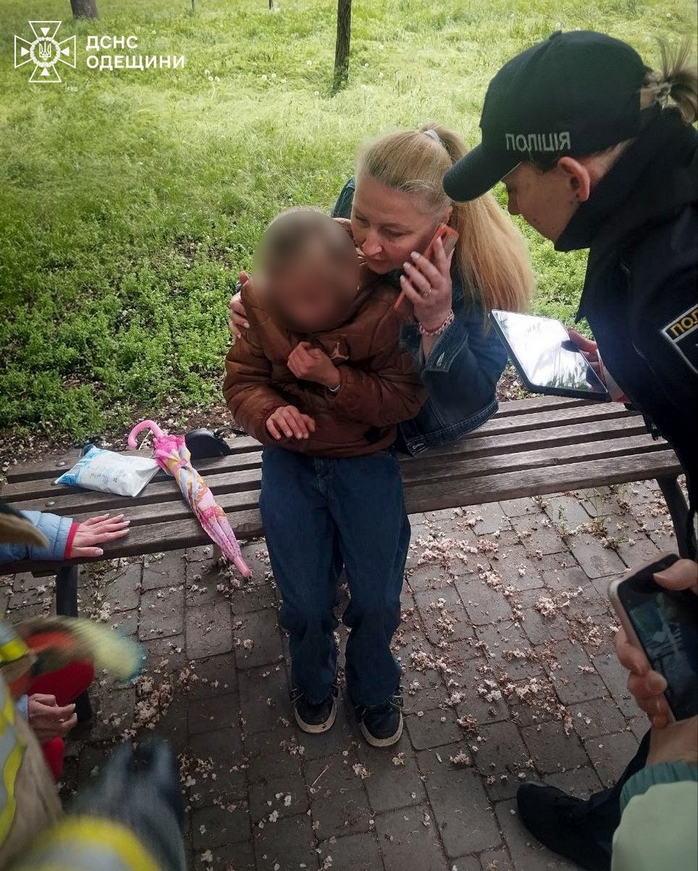 10-річна дівчинка провалилася під тротуарну плитку у яму глибиною 4 м: резонансна подія в Одесі (фото, відео)
