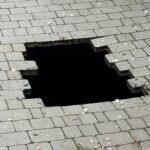 10-річна дівчинка провалилася під тротуарну плитку у яму глибиною 4 м: резонансна подія в Одесі (фото, відео)