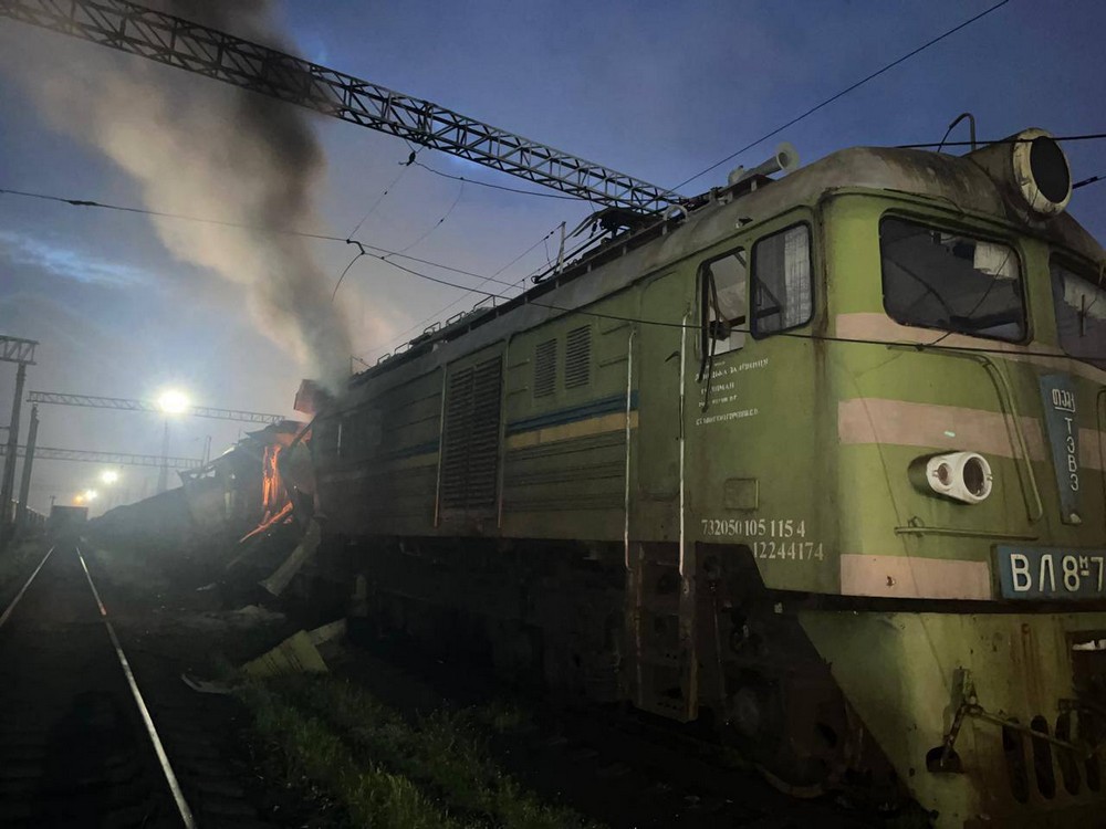 Багато загиблих і поранених, удари по залізниці, енергетиці, житлу: нічна повітряна атака 13 травня – все, що відомо (фото, відео) 1 Багато загиблих і поранених, удари по залізниці, енергетиці, житлу: нічна повітряна атака 13 травня – все, що відомо (фото, відео)