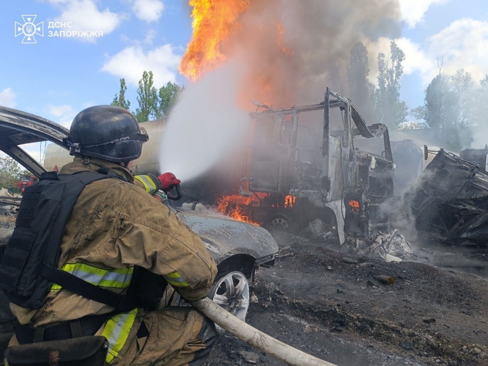 Є жертви, серед поранених мама і дитина: нічна повітряна атака 15 травня триває досі – все, що відомо (фото, відео)