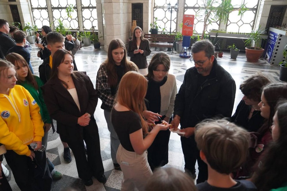 Приїхав підтримати поранених і дітей: всесвітньо відомий ілюзіоніст відвідав Україну (фото)