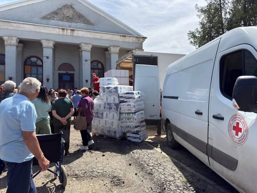 Постільні комплекти, гігієнічні набори, грошові виплати: як допомагає Червоний Хрест на Херсонщині (фото)