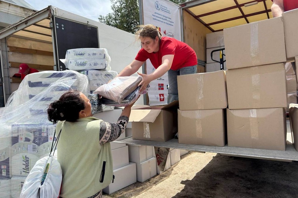 Постільні комплекти, гігієнічні набори, грошові виплати: як допомагає Червоний Хрест на Херсонщині