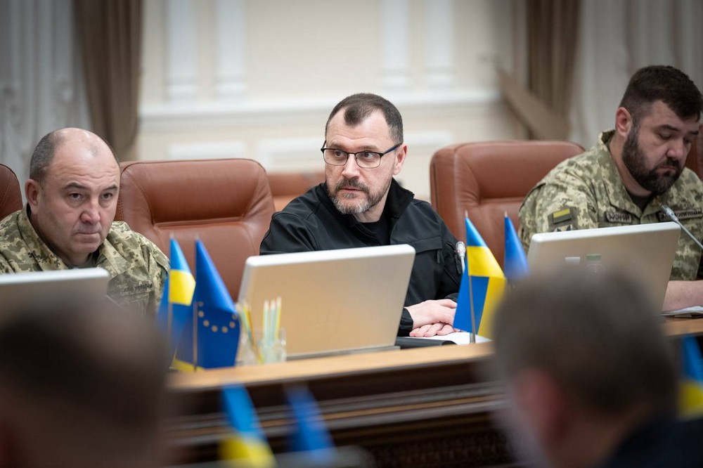 Уряд скасував обмеження на виїзд за кордон для окремої категорії жінок посадовиць