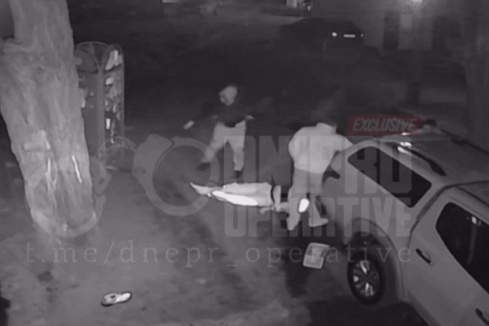 Напад бійців "Вовки Да Вінчі" на 20-річного юнака у Шахтарському: відео і все, що відомо 1 Напад бійців "Вовки Да Вінчі" на 20-річного юнака у Шахтарському: відео і все, що відомо