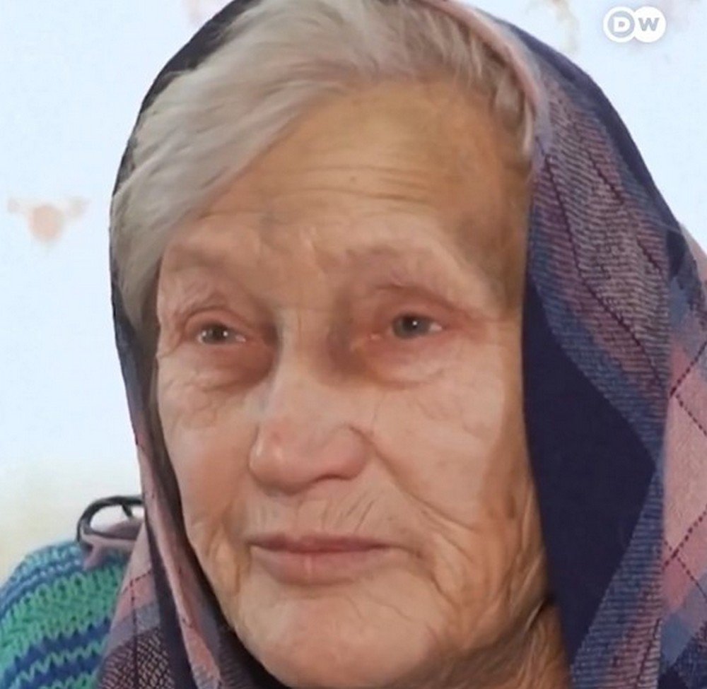 «Разом не вийдемо»: рідні покинули бабусю на дорозі, але її помітили військові… Історія до сліз (відео)