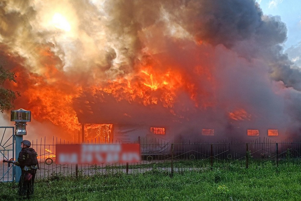 Є поранені, масштабні пожежі через удари по АЗС, автостоянці, складам, енергетиці: масована нічна повітряна атака 26 червня – все, що відомо (фото, відео) 1 Є поранені, масштабні пожежі через удари по АЗС, автостоянці, складам, енергетиці: масована нічна повітряна атака 26 червня – все, що відомо (фото, відео)