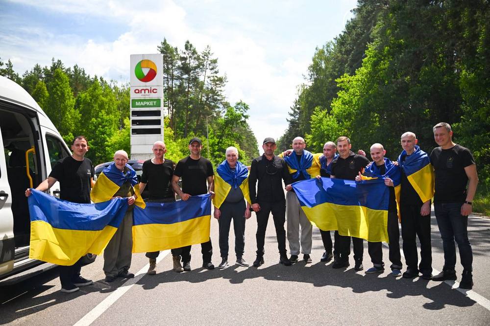 Сім цивільних українців повернулися додому з російської неволі (фото, відео) 1 Сім цивільних українців повернулися додому з російської неволі (фото, відео)
