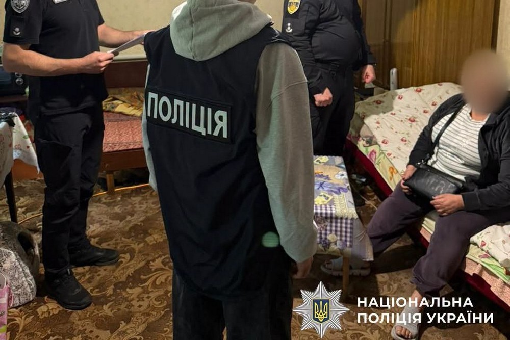 Багатодітна матір з Харкова змушувала роздягатися свою 14-річну доньку і продавала порнографічний контент