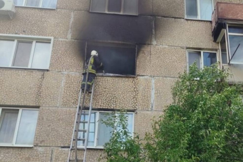 4-річного хлопчика викинули у вікно з квартири під час пожежі на Харківщині: небайдужі люди упіймали дитину 1 У ці непрості часи особливо цінними є прояви людяності. Сьогодні одна потенційно трагічна історія завершилася добре саме завдяки небайдужості людей. Під час пожежі на Харківщині небайдужі люди врятували дитину.