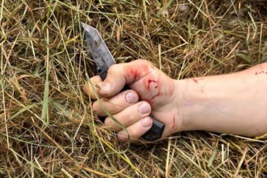 Чоловік підрізав трьох поліцейських у Запоріжжі – його застрелили (фото)