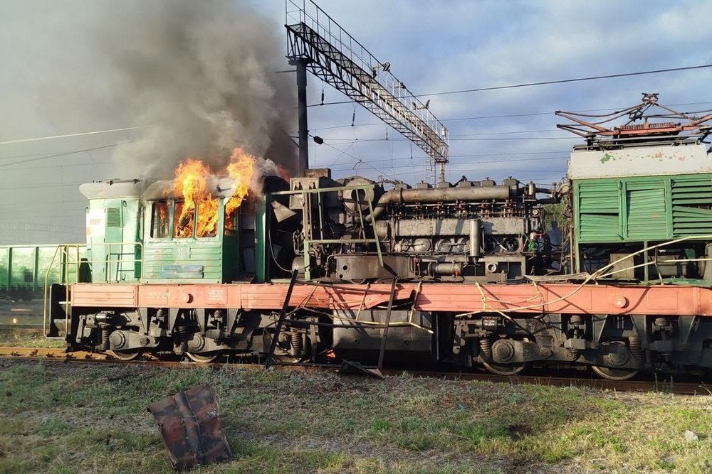 Тривають ворожі удари по залізниці: сьогодні атаки у двох областях, є травмовані залізничники