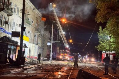 Загинули люди і коні, знищено всі АЗС у місті, удари по університету, офісному центру, пошті: нічна повітряна атака 17 червня – все, що відомо (фото)