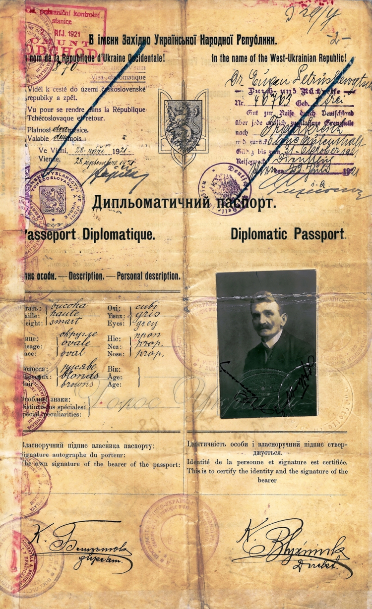 Сторінка дипломатичного паспорта громадянина ЗУНР Євгена Петрушевича, 1921 рік. Євген Петрушевич (1863–1940) – президент і уповноважений диктатор (верховний військово-політичний зверхник під час війни) Західноукраїнської Народної Республіки (ЗУНР) Сторінка дипломатичного паспорта громадянина ЗУНР Євгена Петрушевича, 1921 рік. Євген Петрушевич (1863–1940) – президент і уповноважений диктатор (верховний військово-політичний зверхник під час війни) Західноукраїнської Народної Республіки (ЗУНР)