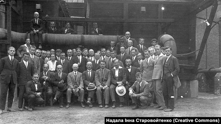 Прага. Євген Чикаленко сидить із паличкою у лівій частині світлини Прага. Євген Чикаленко сидить із паличкою у лівій частині світлини