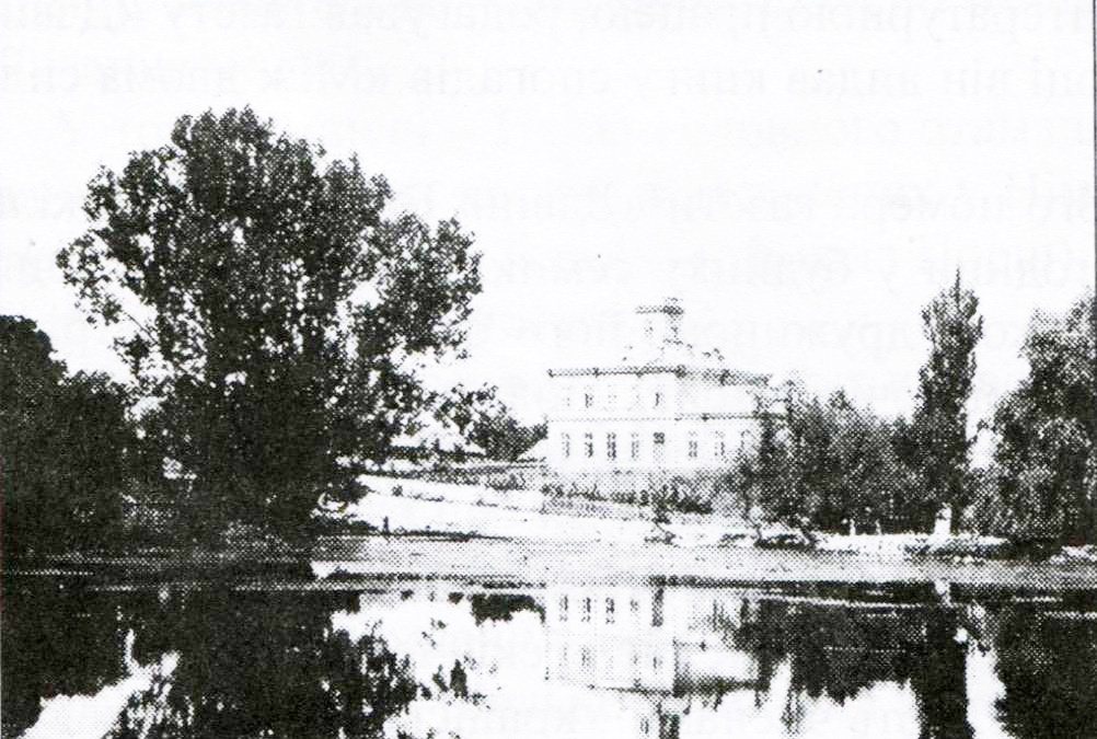 Будинок школи, в якому мешкав Оскілко з сім’єю ( з кн. В. Остапука «Здолбунів»)