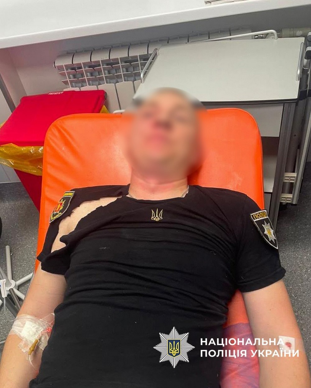 Чоловік підрізав трьох поліцейських у Запоріжжі – його застрелили (фото)
