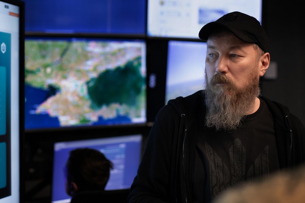 Що буде з Кримом? Мадяр розповів 1 Після нічних ударів Сил оборони у тимчасово окупованому Криму 21 червня повністю призупинили продаж палива. Крім того півострів частково без світла і води. Ситуація на захопленій росією території щодня тільки погіршується. Що буде з Кримом далі? Розповів Мадяр, він же – Командувач Сил Безпілотних Систем ЗСУ Роберт Бровді.