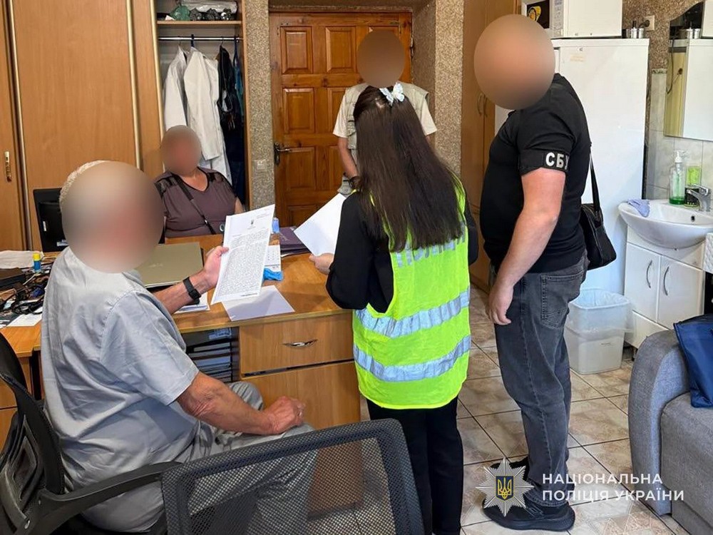Медики вимагали гроші за лікування у пацієнтів. На жаль, це не поодинокий випадок в Україні. Але іноді все ж вдається притягнути винних до відповідальності.  Про подію повідомили у поліції. Повідомлено про підозру трьом лікарям у Сумах.